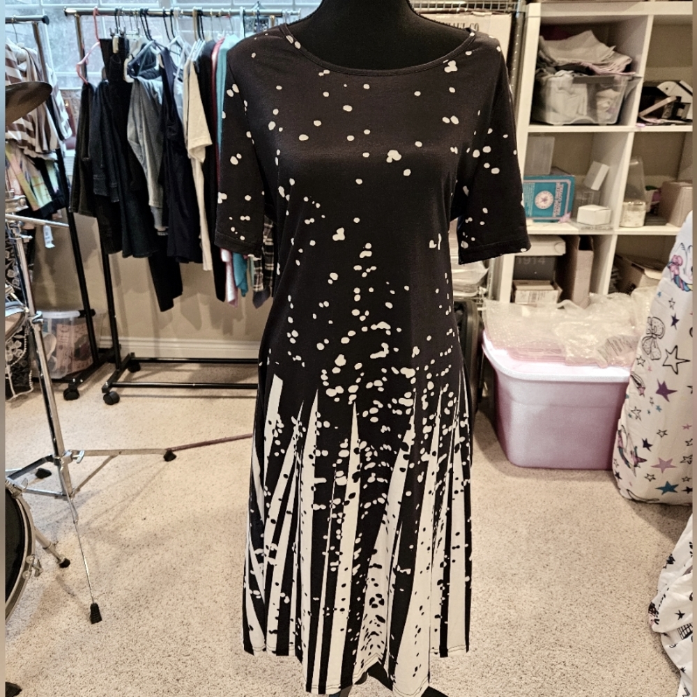 New with Tags Women's Noracora Black and White Dress Size Large with Pockets!
